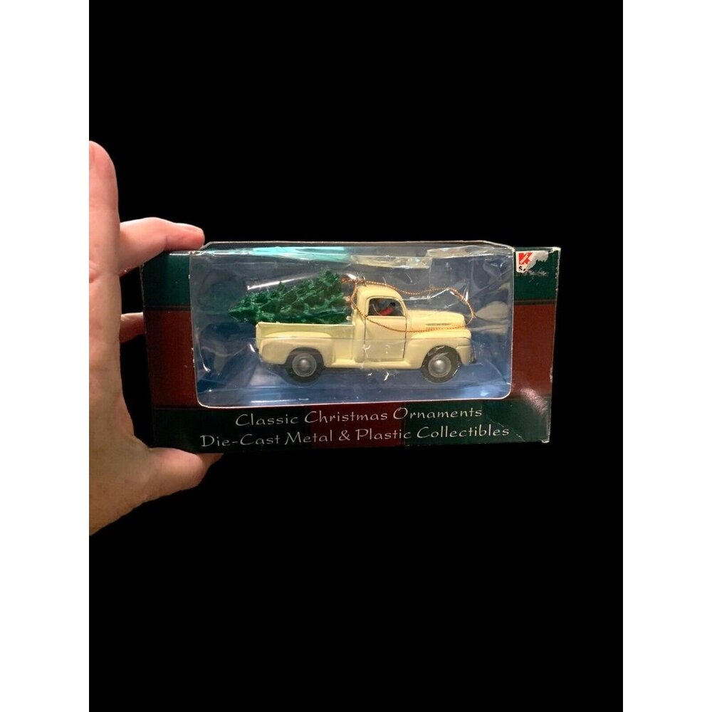 NOS 1999 Maisto Classic Christmas Ornament Pick-Up Truck w Xmas Tree Die-Cast
